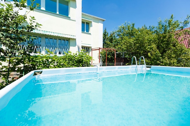 Piscina na frente da casa