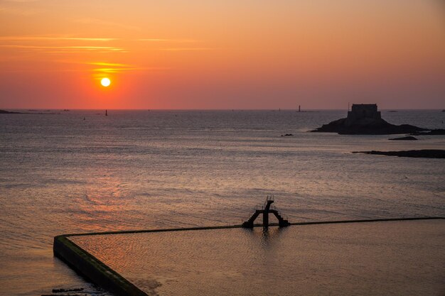 Piscina natural de SaintMalo ao pôr do sol bretanha França