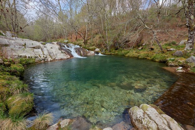 Piscina natural formada nas rochas pelo rio Cerves na comunidade da Galiza, Espanha.