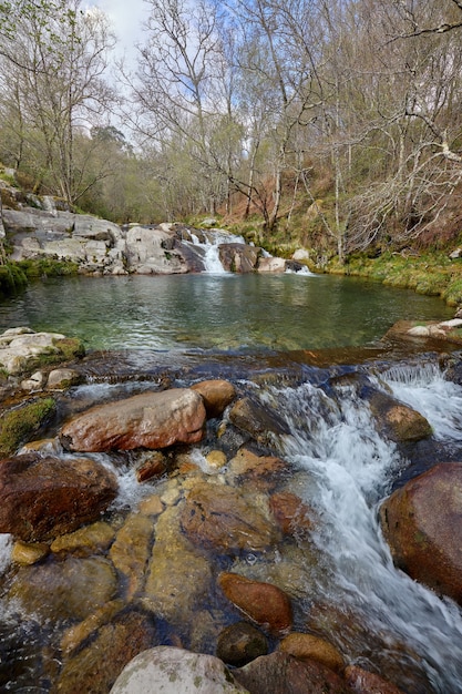 Piscina natural formada en las rocas por el río Cerves en la comunidad de Galicia, España.