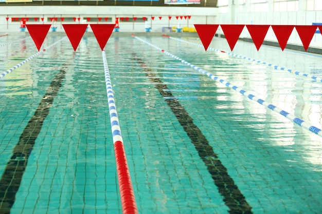 Piscina no centro esportivo dentro de casa