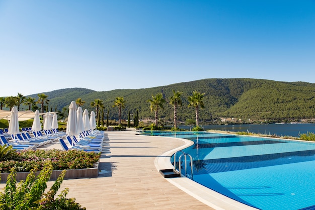 Piscina no dia de verão brilhante