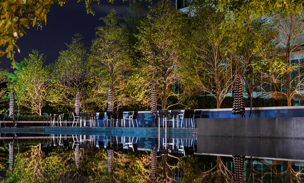 Piscina nocturna con reflejo.