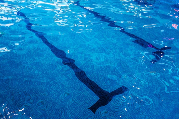 Piscina para crianças e adultos. Parte da piscina. Água branca clara, fundo azul da piscina.