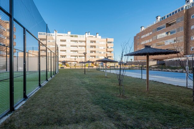 Piscina y parque infantil dentro de una urbanización de viviendas urbanas