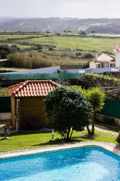 Foto piscina en el patio contra el cielo