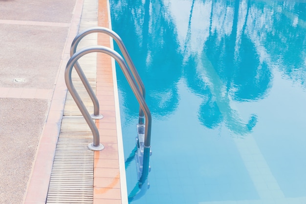 Piscina, piscina de spa azul con agua limpia