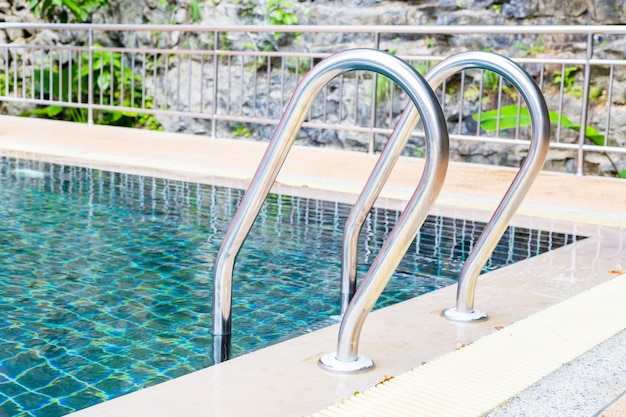 Piscina, piscina de spa azul con agua limpia