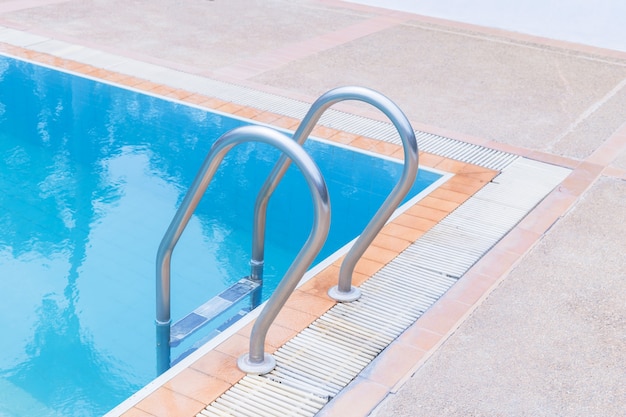 Piscina, piscina de spa azul con agua limpia