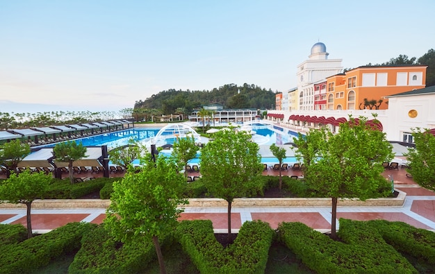 Piscina y playa de hotel de lujo.