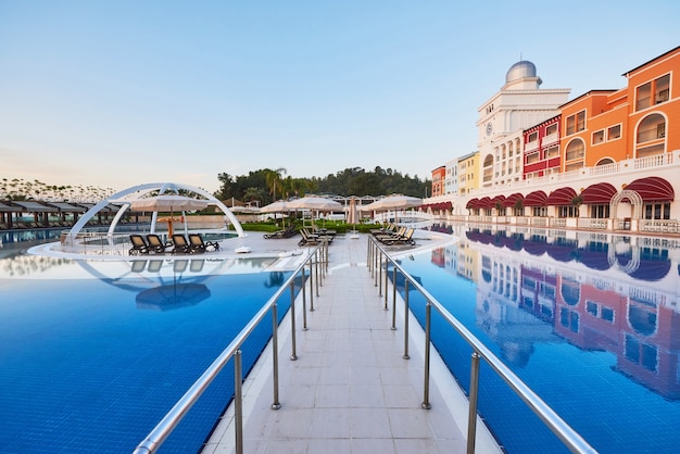 Piscina y playa de hotel de lujo.