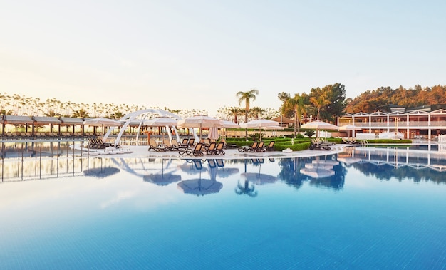 Piscina y playa de hotel de lujo.