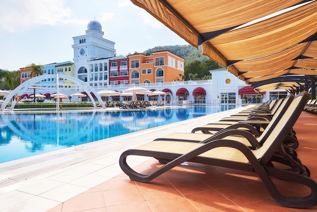 Piscina y playa de hotel de lujo.