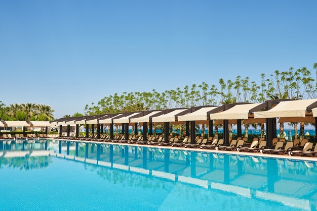 Piscina y playa de hotel de lujo.