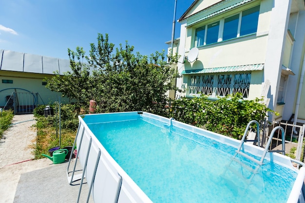 Piscina privada en verano