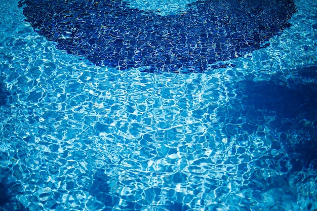 Piscina profunda azul con piscina al aire libre de agua clorada