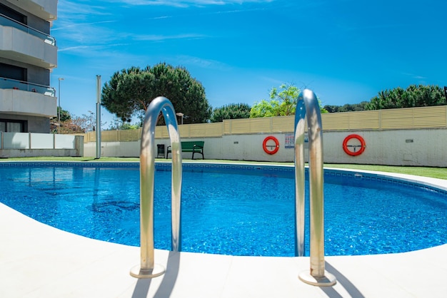 Piscina pública en un complejo de apartamentos en pleno verano