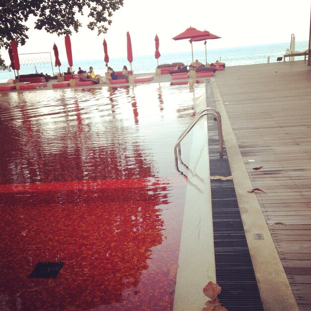 Foto piscina pública en el paseo marítimo