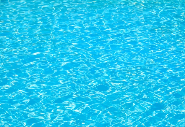 Piscina con reflejos soleados.