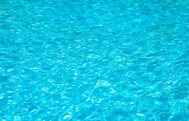 Piscina con reflejos soleados.