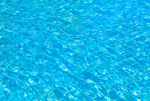 Piscina con reflejos soleados.