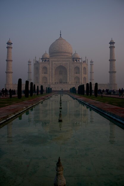 Foto piscina refletora com o taj mahal no fundo