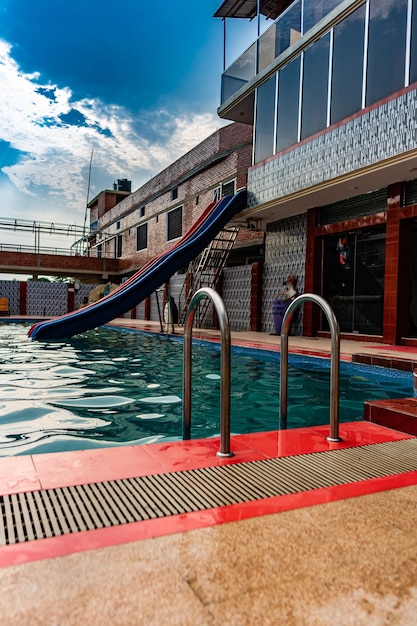 piscina en un resort en Bangladesh