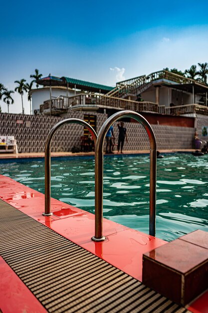 piscina en un resort en Bangladesh