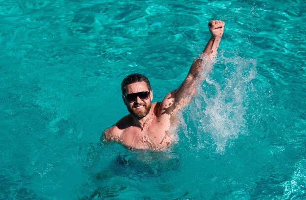 Foto piscina resort excitado homem na piscina férias de verão homem de verão