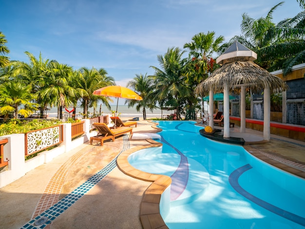 Piscina en resort de lujo u hotel cerca de la playa, Tailandia