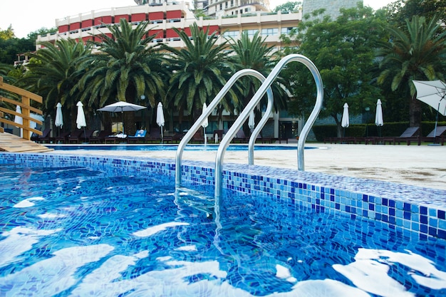 Piscina en el resort. Vista desde el agua