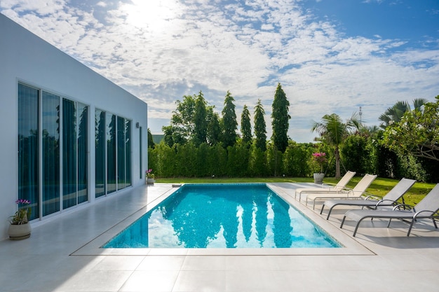 Foto piscina de sillas para relajarse en la piscina de la casa.