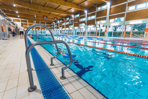 Foto una piscina con suelo de baldosas azules y baldosas azules.