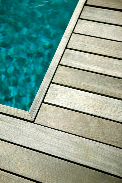 Foto piscina terraza de madera