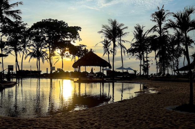 Piscina tropical com gazebo pela manhã