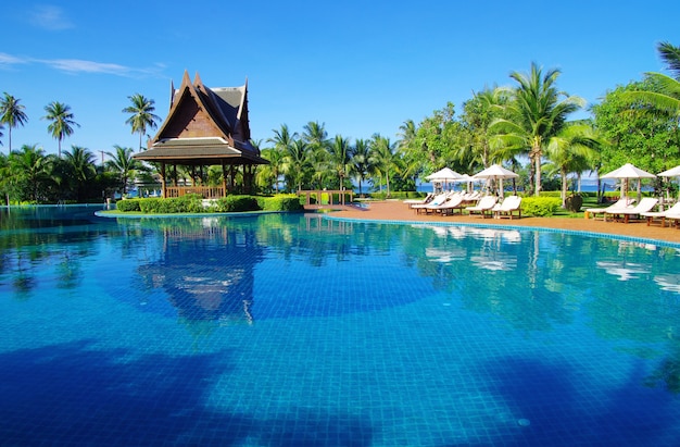 Piscina tropical en tailandia