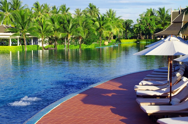 Piscina tropical en tailandia