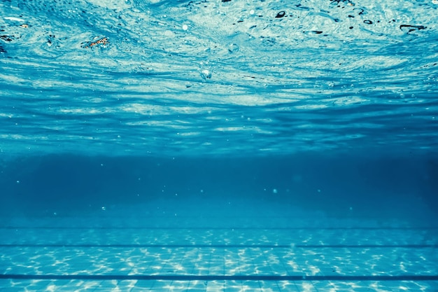 Piscina vacía bajo el agua