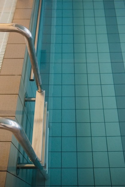 Piscina vacía con azulejos