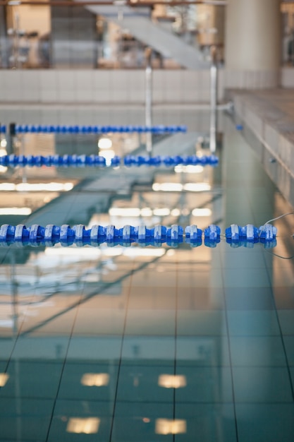 Piscina vacía con marcadores de carril