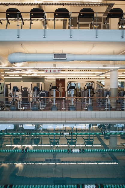 Piscina vacía con marcadores de carril