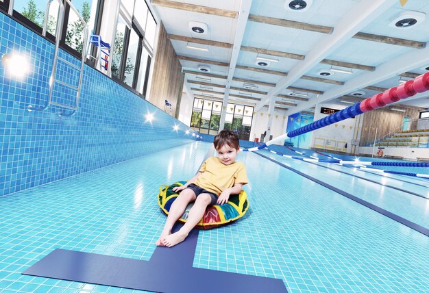 Piscina vacía y niño dentro