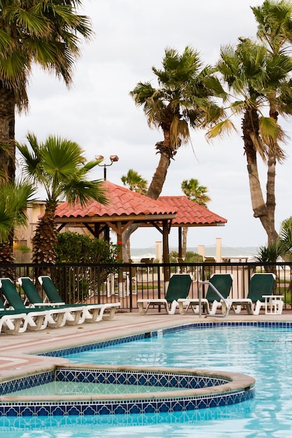 Piscina vacía del resort.