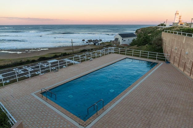 Piscina con vista al mar al atardecer