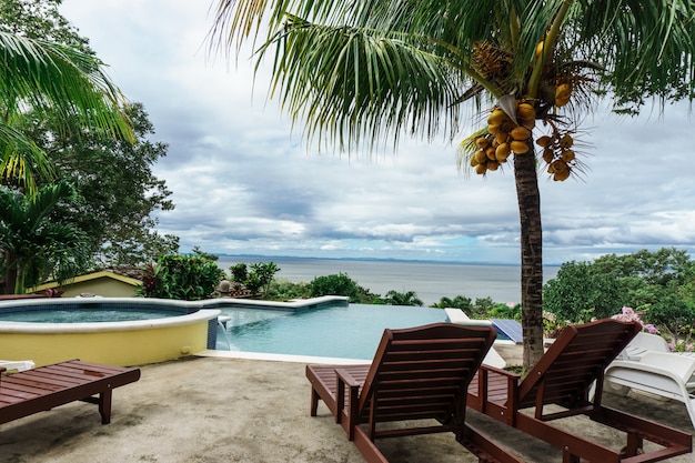 Piscina con vista al mar, hermoso amanecer en Nicaragua