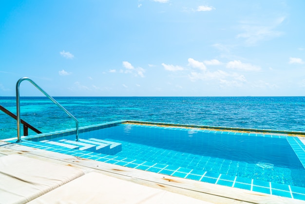 Piscina con vista al mar.