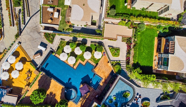 Piscina vista desde arriba Vista de arriba hacia abajo de la moderna villa de lujo con piscina