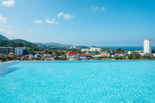 Piscina y vista de la ciudad junto al mar