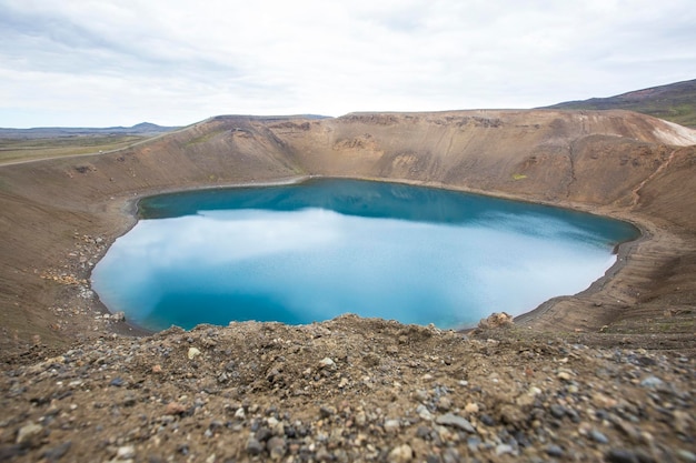 Piscinas de agua hirviendo en el paisaje en el parque Myvatn Islandia