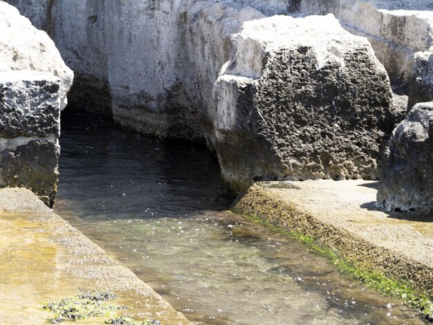 Las piscinas de Arquímedes en el castillo de Ortigia Maniace Ortigia solía enseñar a nadar a los niños